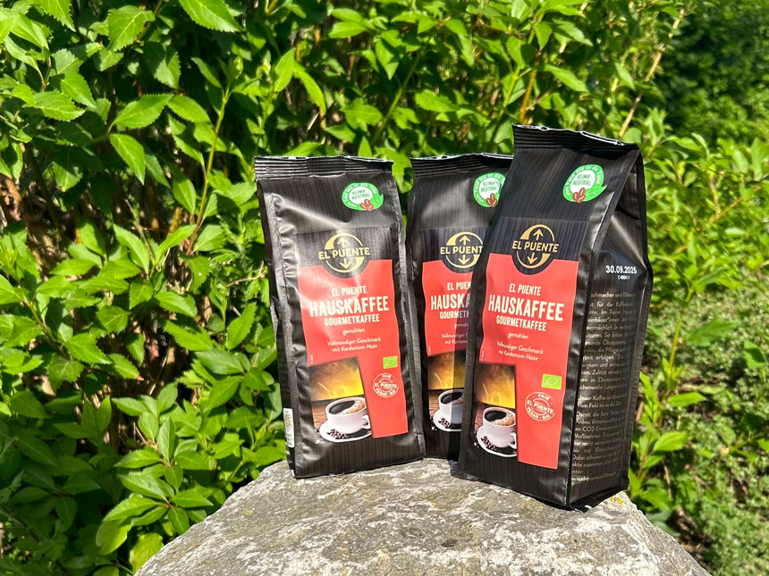 Fair gehandelter Kaffee für die drei Tische